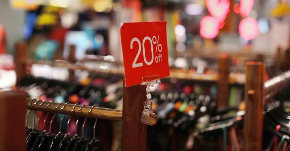 20 percent off sale sign in clothing store © PavelIvanov/Shutterstock.com
