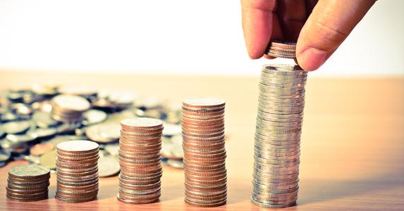 Stacks of quarters © Singkham/Shutterstock.com