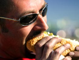 6-travel-scams-to-avoid-4-hot-dog-lg The hot dog con