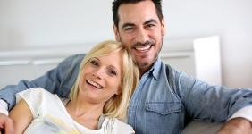 Happy couple on couch © Goodluz/Shutterstock.com