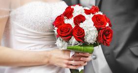 Bride and groom holding bouquet © Elena Elisseeva/Shutterstock.com
