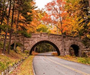 Bridge over road in New England © f11photo/Shutterstock.com