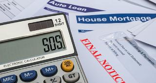Overdue bills and loans © Freer/Shutterstock.com
