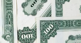 Common stock certificates © Tupungato/Shutterstock.com