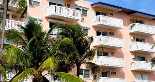 Florida condo, palm trees © Chuck Wagner/Shutterstock.com