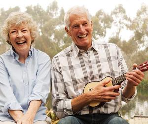 Couple laughing while playing ukelele | David Jakle/Getty Images