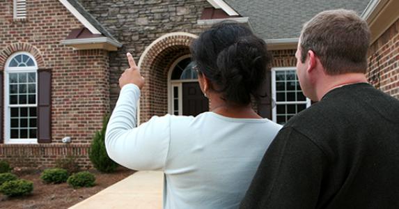 Couple looking at house © Rob - Fotolia.com