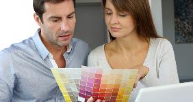 Couple looking at paint color samples © Goodluz/Shutterstock.com