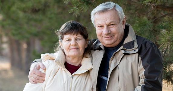 Couple taking a nature walk | El Nariz/Shutterstock.com