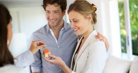 Couple receiving house keys from agent © goodluz - Fotolia.com