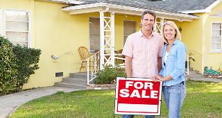 Couple standing in front of house © Monkey Business Images/Shutterstock.com