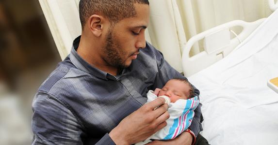 Father bottlefeeding newborn in hospital © rSnapshotPhotos/Shutterstock.com