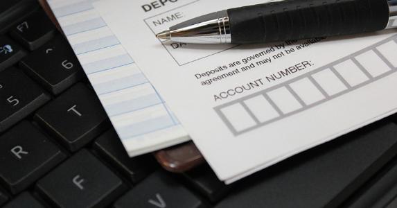 Deposit slips and checks © iStock