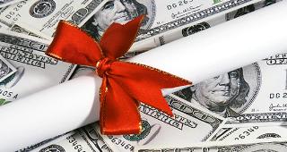 Diploma with ribbon, on $100 bills © Shirley / Fotolia.com