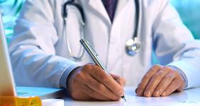 Doctor writing in office © 18percentgrey - Fotolia.com