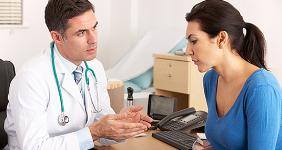 Doctor talking with woman in office © Monkey Business Images/Shutterstock.com