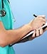 Doctor writing on clipboard © Africa Studio – Shutterstock.com