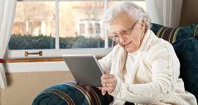Elderly woman using tablet PC © Jim David/Shutterstock.com