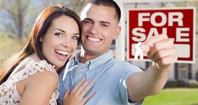 Excited couple holding keys to sold home © Andy Dean Photography/Shutterstock.com