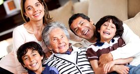 Family on couch © Andresr/Shutterstock.com