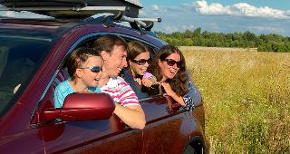 Family in red SUV © JaySi/Shutterstock.com