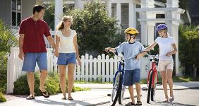 Family parents walking children with bikes © iofoto/Shutterstock.com