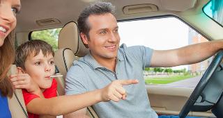 Family sitting in car © BlueSkyImage/Shutterstock.com