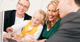 Family with child, computer and adviser © Kzenon/Shutterstock.com