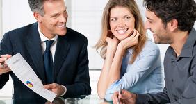 Financial consultant presenting a business investment to a young couple © Rido/Shutterstock.com