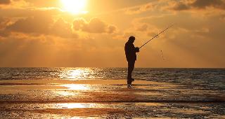 Fishing at sunset © Anton Petrus/Shutterstock.com