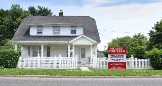 Front of house with sale sign © rSnapshotPhotos/Shutterstock.com