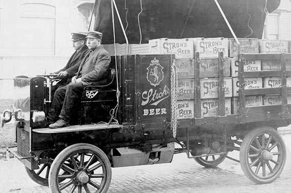 The Strohs Strohs beer truck © Bettmann/ CORBIS