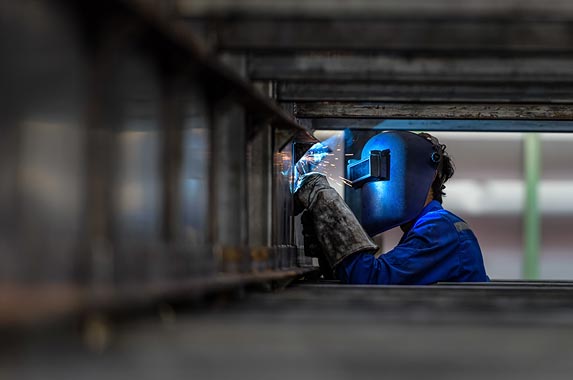 Structural iron and steel workers Structural iron and steel workers | sasintipchai/Getty Images