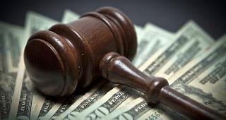 Gavel on money © Derek Hatfield/Shutterstock.com