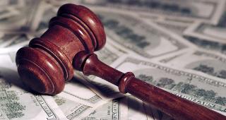 Gavel on money © B.Stefanov/Shutterstock.com