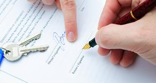 Signing rental document © Alexander Raths/Shutterstock.com