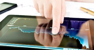 Investing graph on iPad © Chukcha/Shutterstock.com