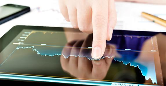 Investing graph on iPad © Chukcha/Shutterstock.com