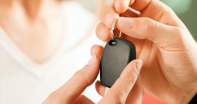 Handing over car key © Kzenon - Fotolia.com