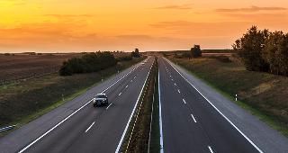 Highway at sunset © Fesus Robert/Shutterstock.com