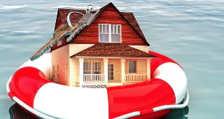 House on life preserver in water © storm / Fotolia.com