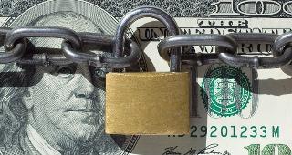 Lock around money © Lev Kropotov/Shutterstock.com