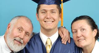 Graduating student with parents at side © Junial Enterprises / Fotolia.com
