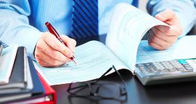 Male hands signing financial paperwork on table © Kurhan - Fotolia.com