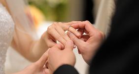 Exchanging rings at altar © MNStudio - Fotolia.com