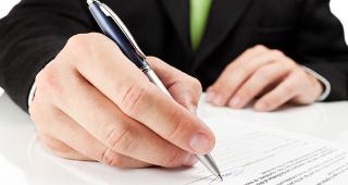 Man signing contract © el lobo/Shutterstock.com