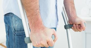 Man with crutches © lightwavemedia/Shutterstock.com