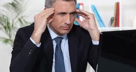 Man worried, looking at computer © auremar - Fotolia.com