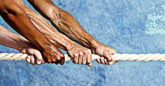 Hands pulling a rope © EhrmanPhotographic/Shutterstock.com