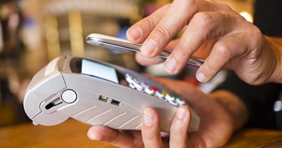 Mobile payment scanner © LDprod/Shutterstock.com